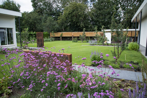 Achtertuin met gazon, fruitbomen, vaste planten en corten staal