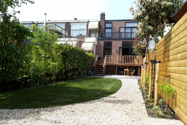 Voortuin met planten vakken en vijgenboom