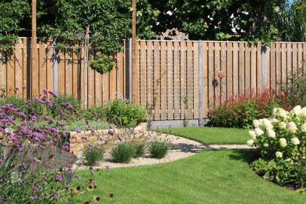 Achtertuin met gazon, plantenbakken en pluimhortensia