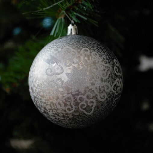Grijze kerstbal met glitterprint van Christmas House