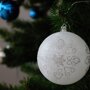 Witte kerstbal met glitterprint van Christmas House