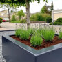 Planter Smooth antraciet vierkant in de tuin