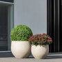 Pottery Pots Urban Jumbo Orb ronde plantenbak beige sfeer buiten